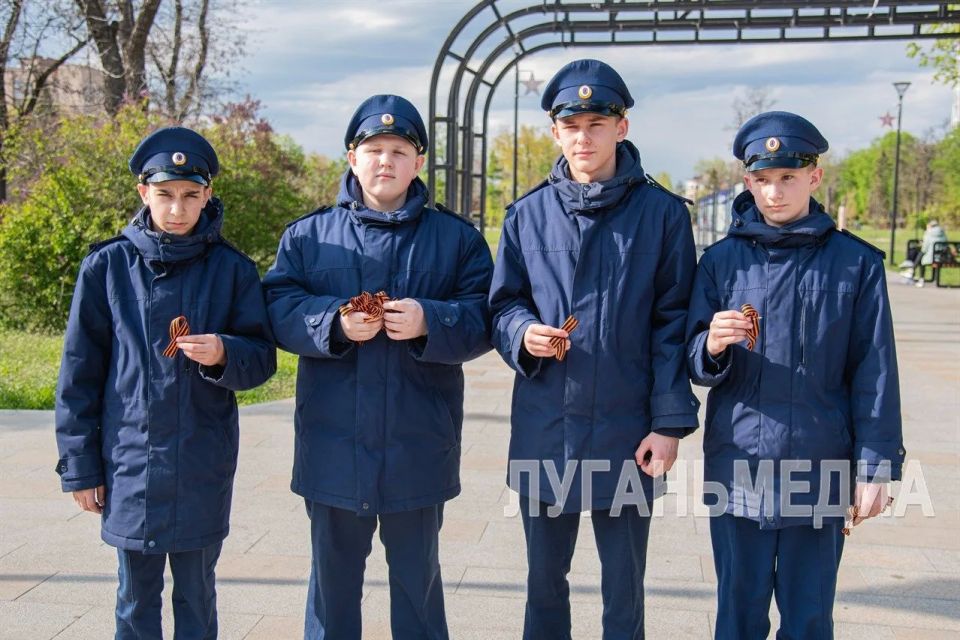 Юные луганчане приняли участие в акции «Георгиевская ленточка» Юные луганчане приняли участие в акции «Георгиевская ленточка»