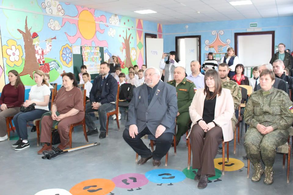 Сегодня в ГБОУ ЛНР «Новолимаревская СШ» произошло знаменательное событие – торжественное открытие «Парты Героя», посвященных выпускникам этой школы, участникам СВО, геройски погибшем в ходе ее проведения: Малаеву Евгению... Сегодня в ГБОУ ЛНР «Новолимаревская СШ» произошло знаменательное событие – торжественное открытие «Парты Героя», посвященных выпускникам этой школы, участникам СВО, геройски погибшем в ходе ее проведения: Малаеву Евгению...