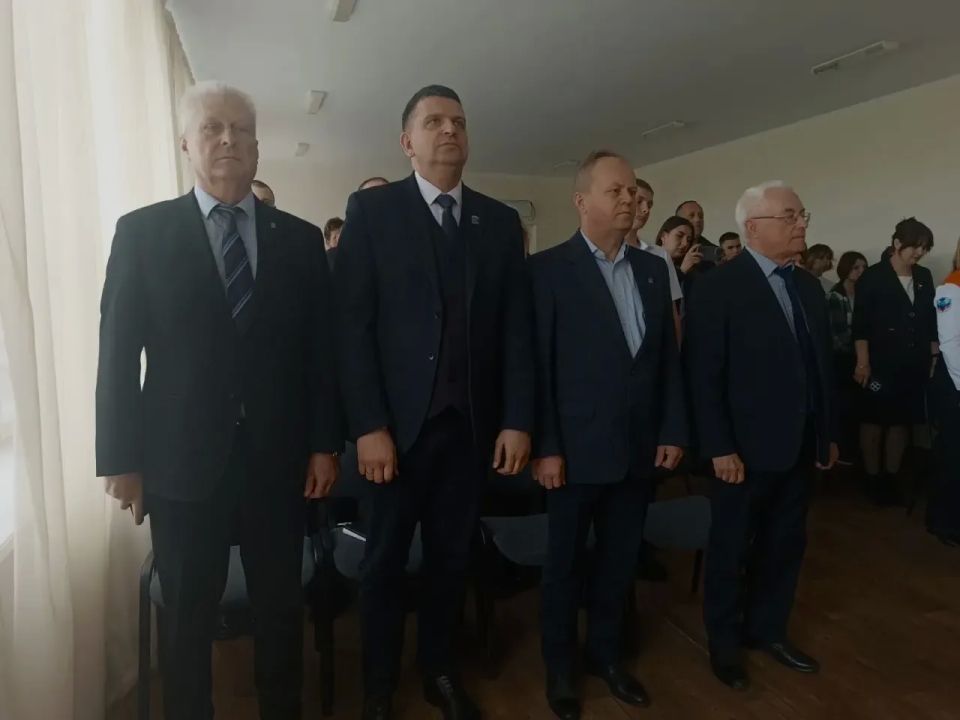 Сегодня принял участие в важном и трогательном событии в Новосветловском аграрном колледже – открытии «Парты Героя», посвящённой памяти выпускника колледжа Дмитрия Савенко, нашего земляка Сегодня принял участие в важном и трогательном событии в Новосветловском аграрном колледже – открытии «Парты Героя», посвящённой памяти выпускника колледжа Дмитрия Савенко, нашего земляка