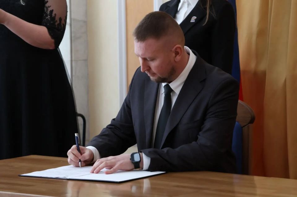 Олег Коваль: Луганское региональное отделение партии «Единая Россия» и Союз организаций профсоюзов «Федерация профессиональных союзов Луганской Народной Республики» 29 апреля заключили соглашение о сотрудничестве Олег Коваль: Луганское региональное отделение партии «Единая Россия» и Союз организаций профсоюзов «Федерация профессиональных союзов Луганской Народной Республики» 29 апреля заключили соглашение о сотрудничестве