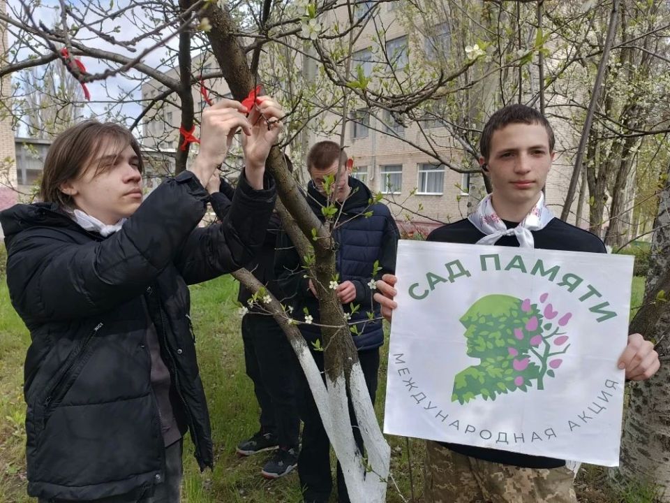 Студенты Краснодонщины приняли участие в патриотической акции «Сад памяти» Студенты Краснодонщины приняли участие в патриотической акции «Сад памяти»