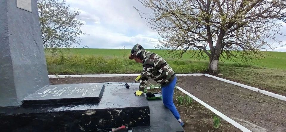 Благоустройство памятных мест в канун майских праздников продолжается Благоустройство памятных мест в канун майских праздников продолжается