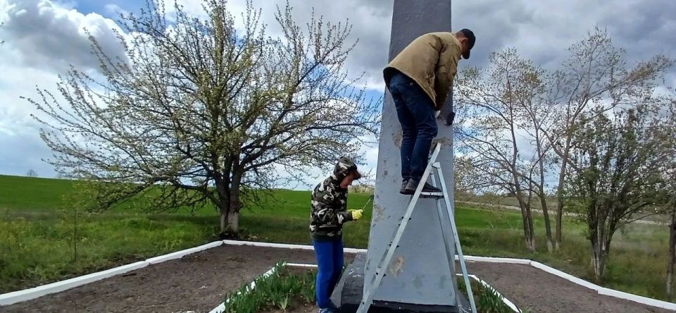 Благоустройство памятных мест в канун майских праздников продолжается Благоустройство памятных мест в канун майских праздников продолжается