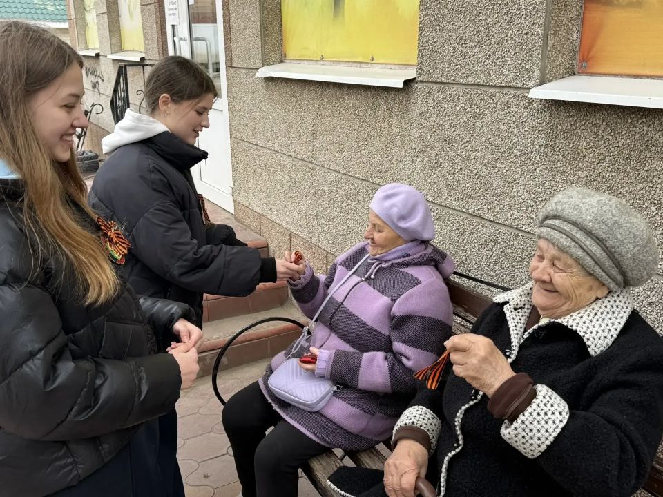 ВОЛОНТЁРСКИЙ ОТРЯД «СЕРДЦЕ ДАНКО» ГБОУ ЛНР «БРЯНКОВСКОЙ СРЕДНЕЙ ШКОЛЫ №9» АКТИВНО ВКЛЮЧИЛСЯ В ПРОВЕДЕНИЕ МЕЖДУНАРОДНОЙ АКЦИИ «ГЕОРГИЕВСКАЯ ЛЕНТА» ВОЛОНТЁРСКИЙ ОТРЯД «СЕРДЦЕ ДАНКО» ГБОУ ЛНР «БРЯНКОВСКОЙ СРЕДНЕЙ ШКОЛЫ №9» АКТИВНО ВКЛЮЧИЛСЯ В ПРОВЕДЕНИЕ МЕЖДУНАРОДНОЙ АКЦИИ «ГЕОРГИЕВСКАЯ ЛЕНТА»