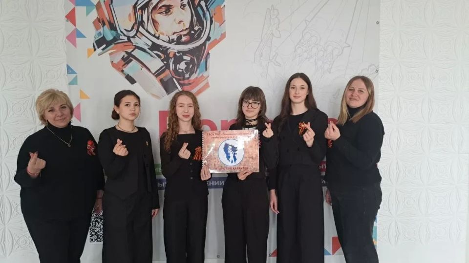 Сегодня на базе четырех общеобразовательных учреждений города Ровеньки состоялась квиз-игра под названием «Героический вклад ровенчан в емкое понятие Луганский Характер» Сегодня на базе четырех общеобразовательных учреждений города Ровеньки состоялась квиз-игра под названием «Героический вклад ровенчан в емкое понятие Луганский Характер»