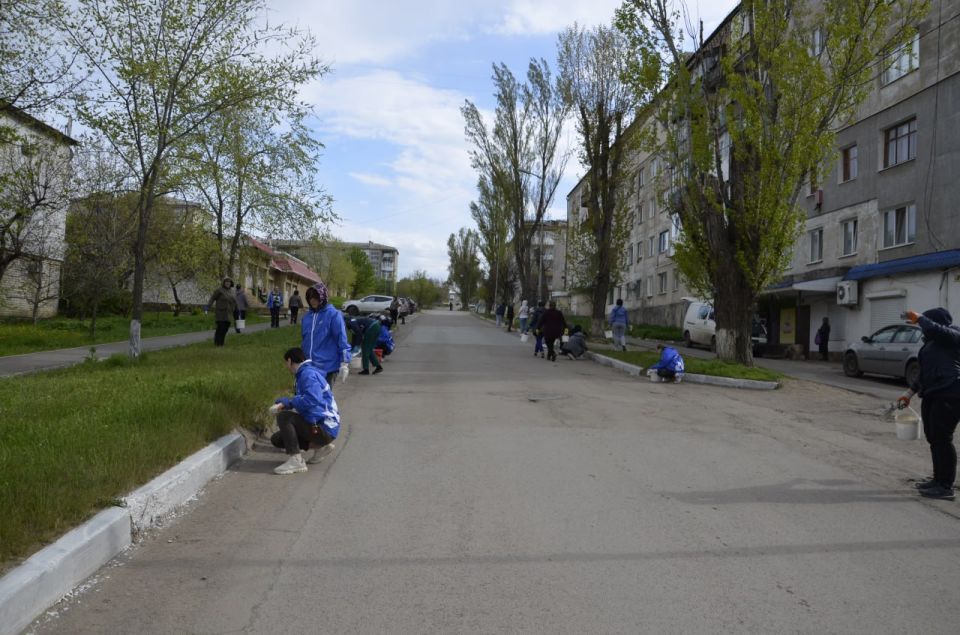 В Лутугино продолжается наведение порядка: активисты «Единой России» провели субботник на одной из городских улиц В Лутугино продолжается наведение порядка: активисты «Единой России» провели субботник на одной из городских улиц