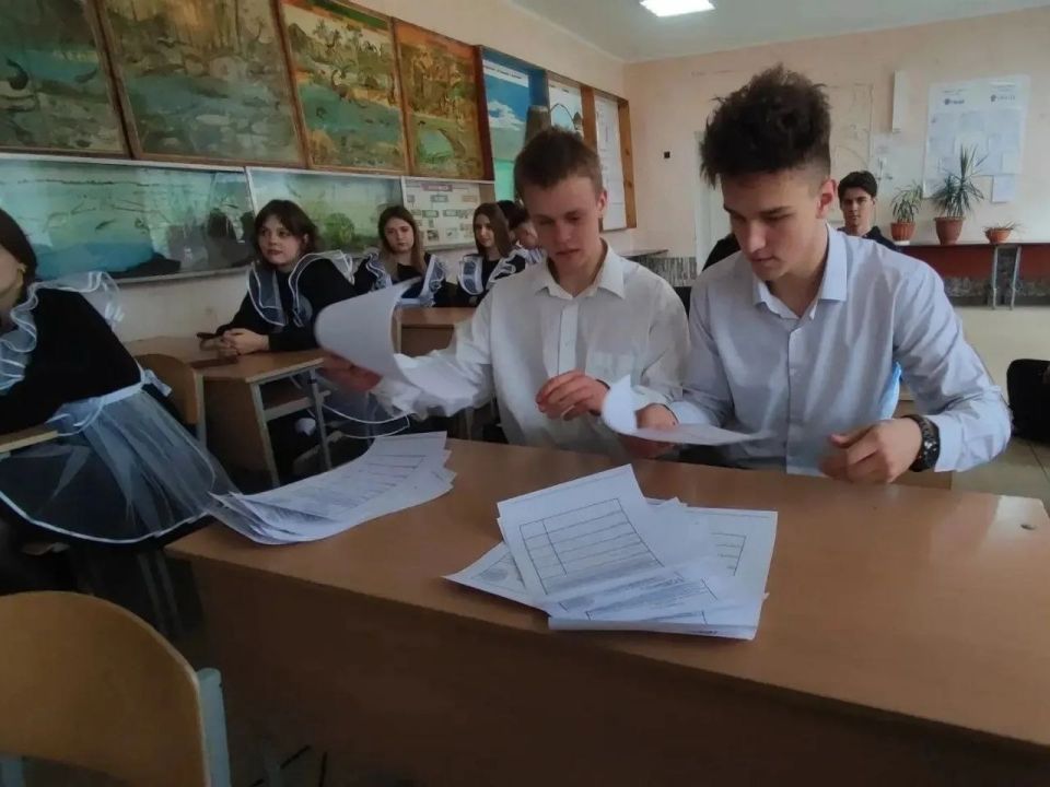 В Брянке старшеклассникам прочитали лекцию «Просто о выборах» В Брянке старшеклассникам прочитали лекцию «Просто о выборах»