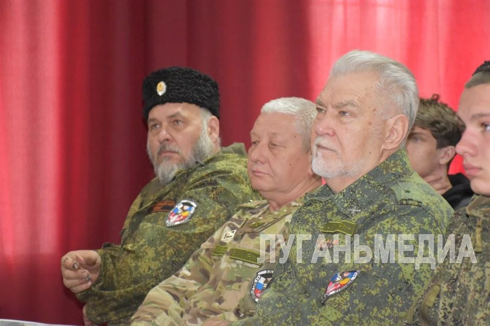 Передвижная выставка «Образ защитника Отечества в живописных произведениях» открылась в Стаханове Передвижная выставка «Образ защитника Отечества в живописных произведениях» открылась в Стаханове