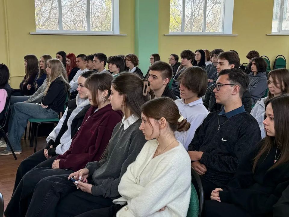 Луганским школьникам на «Уроке цифры» рассказали «как кодить на квантах» Луганским школьникам на «Уроке цифры» рассказали «как кодить на квантах»