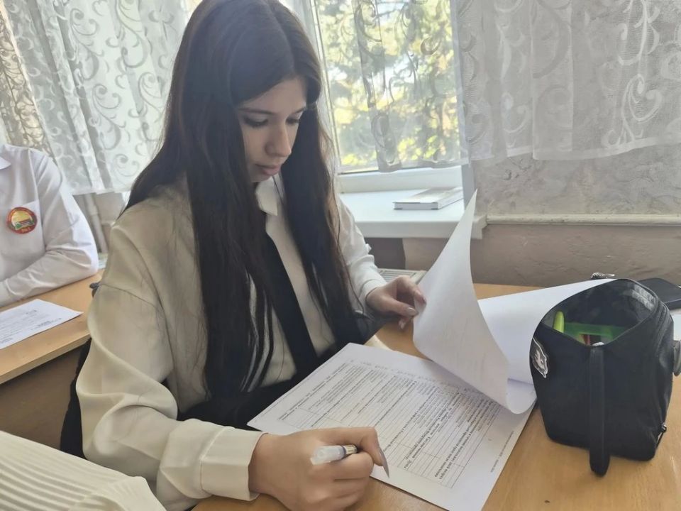 В Лутугинской школе №1 прошёл «Избирательный диктант» для старшеклассников В Лутугинской школе №1 прошёл «Избирательный диктант» для старшеклассников