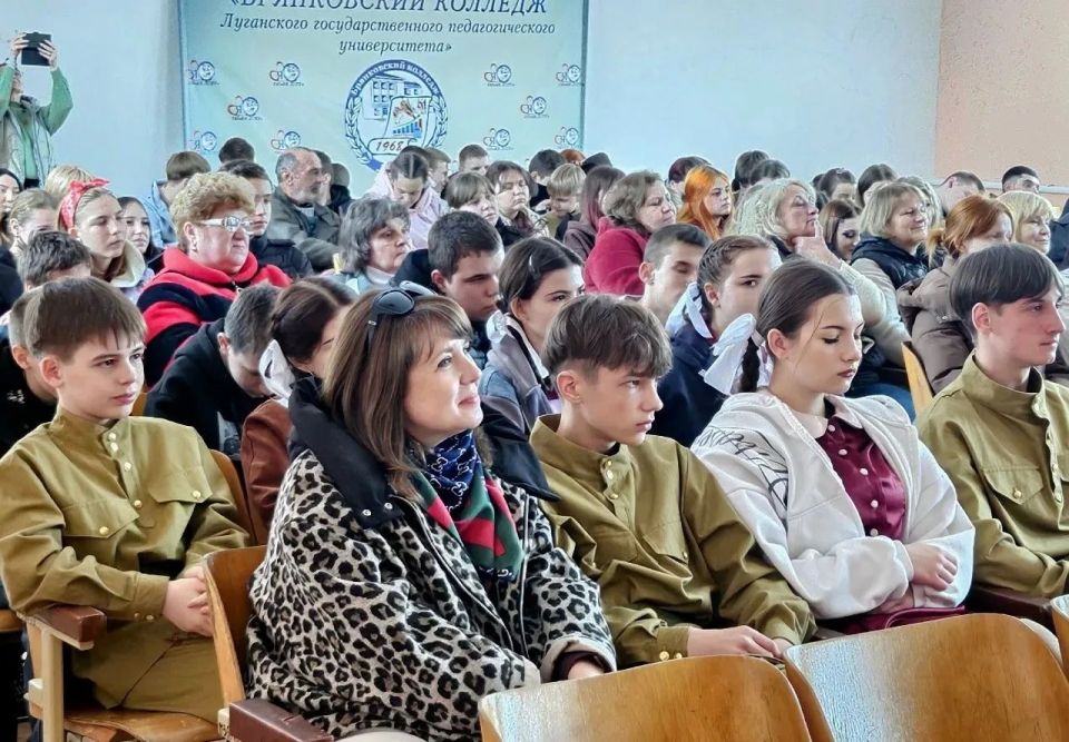 В преддверии Дня Победы в Брянковском колледже ЛГПУ состоялось торжественное мероприятие «Военной музыки оркестр», посвящённое Дню Великой Победы В преддверии Дня Победы в Брянковском колледже ЛГПУ состоялось торжественное мероприятие «Военной музыки оркестр», посвящённое Дню Великой Победы