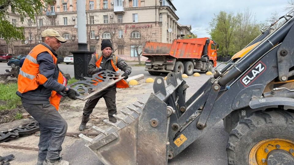 В Алчевске по народной программе «Единой России» благоустраивают бульвар и площадь на проспекте Ленина В Алчевске по народной программе «Единой России» благоустраивают бульвар и площадь на проспекте Ленина