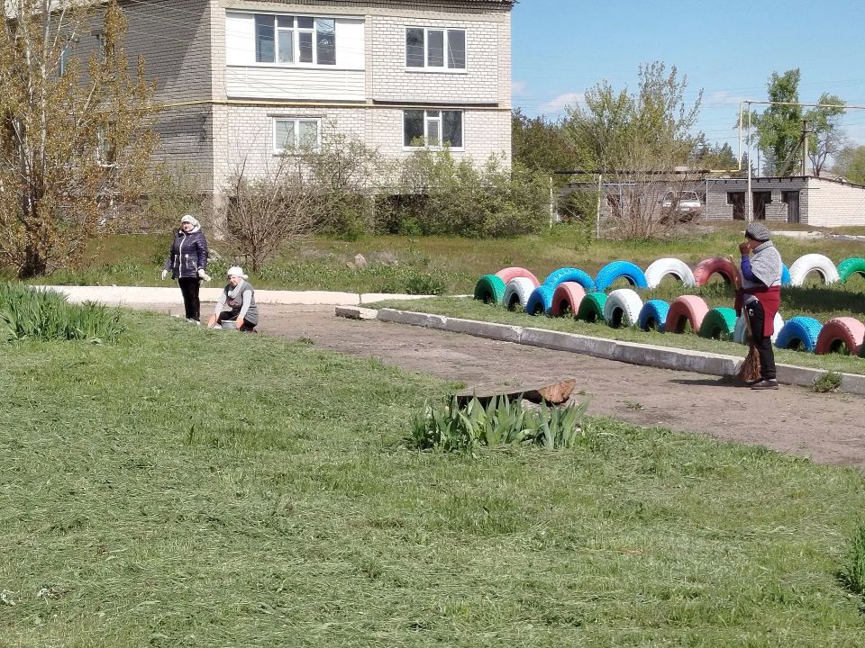"Чистая Республика"! 29.04.2026 Нижнеольховский отдел жизнеобеспечения совместно с работниками филиал ДК, филиал библиотека, амбулатория провели покос травы на газонах, побелку деревьев, бордюров, уборку мусора на площади... "Чистая Республика"! 29.04.2026 Нижнеольховский отдел жизнеобеспечения совместно с работниками филиал ДК, филиал библиотека, амбулатория провели покос травы на газонах, побелку деревьев, бордюров, уборку мусора на площади...