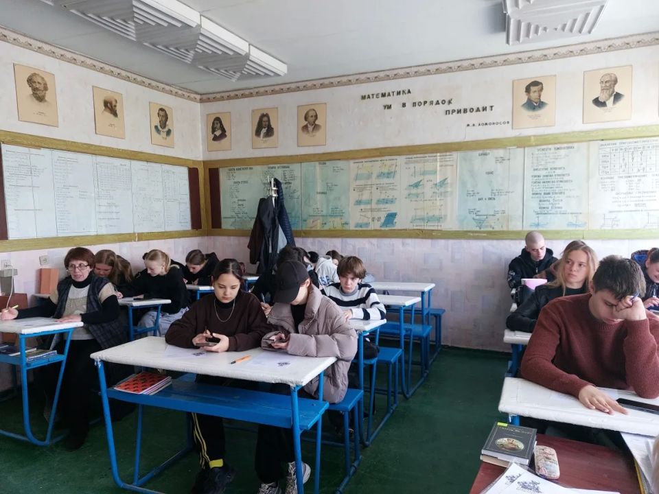"Делюсь теплом СВОего сердца": студенты Славяносербского техникума написали письма солдатам "Делюсь теплом СВОего сердца": студенты Славяносербского техникума написали письма солдатам