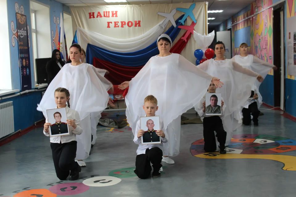 Сегодня в ГБОУ ЛНР «Новолимаревская СШ» произошло знаменательное событие – торжественное открытие «Парты Героя», посвященных выпускникам этой школы, участникам СВО, геройски погибшем в ходе ее проведения: Малаеву Евгению... Сегодня в ГБОУ ЛНР «Новолимаревская СШ» произошло знаменательное событие – торжественное открытие «Парты Героя», посвященных выпускникам этой школы, участникам СВО, геройски погибшем в ходе ее проведения: Малаеву Евгению...