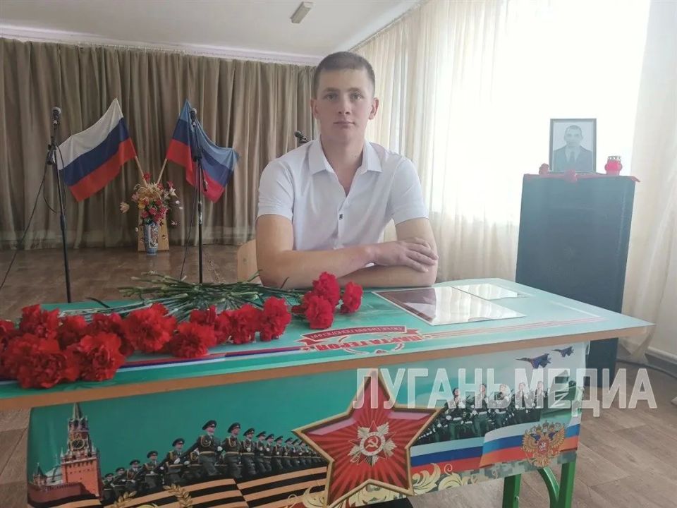 В Новосветловском аграрном колледже открыли «Парту Героя» В Новосветловском аграрном колледже открыли «Парту Героя»