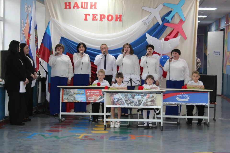 Сегодня в ГБОУ ЛНР «Новолимаревская СШ» произошло знаменательное событие – торжественное открытие «Парты Героя», посвященных выпускникам этой школы, участникам СВО, геройски погибшем в ходе ее проведения: Малаеву Евгению... Сегодня в ГБОУ ЛНР «Новолимаревская СШ» произошло знаменательное событие – торжественное открытие «Парты Героя», посвященных выпускникам этой школы, участникам СВО, геройски погибшем в ходе ее проведения: Малаеву Евгению...