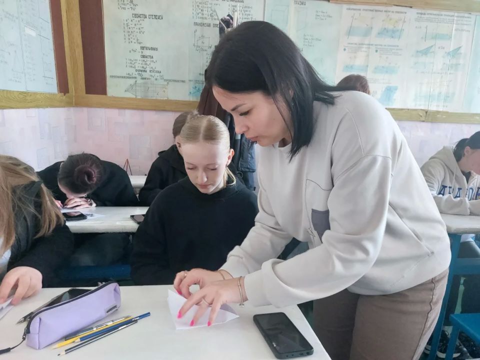 "Делюсь теплом СВОего сердца": студенты Славяносербского техникума написали письма солдатам "Делюсь теплом СВОего сердца": студенты Славяносербского техникума написали письма солдатам