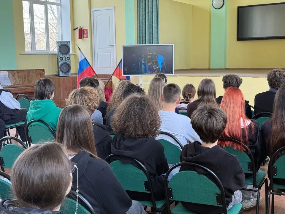 Луганским школьникам на «Уроке цифры» рассказали «как кодить на квантах» Луганским школьникам на «Уроке цифры» рассказали «как кодить на квантах»