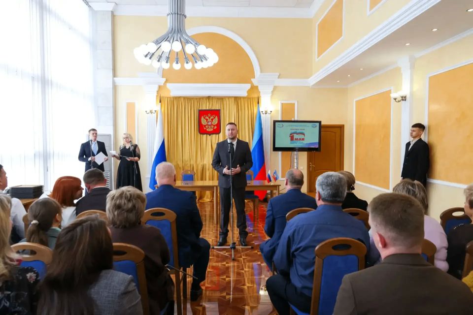 Денис Мирошниченко поздравил членов профсоюза с праздником 1 Мая Денис Мирошниченко поздравил членов профсоюза с праздником 1 Мая