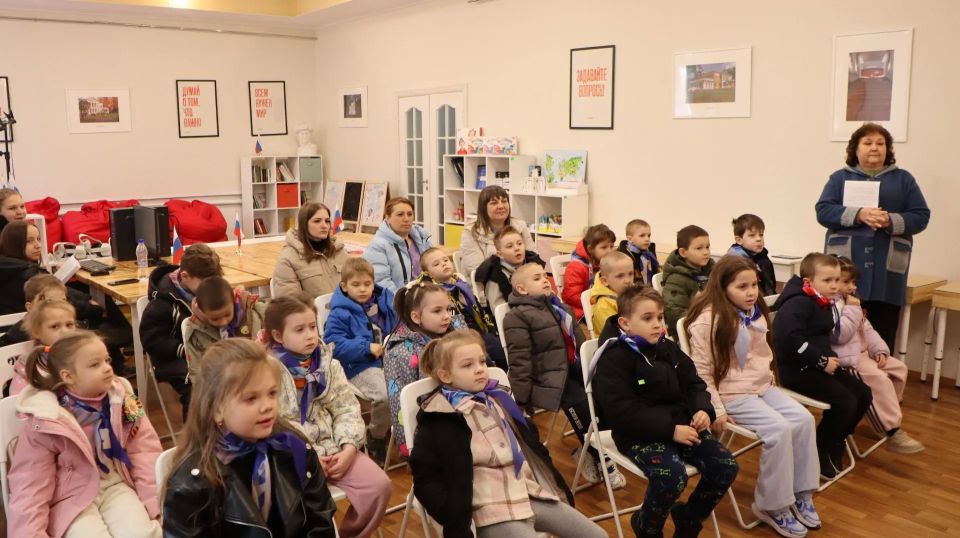 29 апреля 2026 года, в канун Праздника Весны и Труда, сотрудники музея истории города Ровеньки провели познавательную беседу для воспатанников детского сада «Ладушки» «1 Мая – праздник мира и труда!» 29 апреля 2026 года, в канун Праздника Весны и Труда, сотрудники музея истории города Ровеньки провели познавательную беседу для воспатанников детского сада «Ладушки» «1 Мая – праздник мира и труда!»