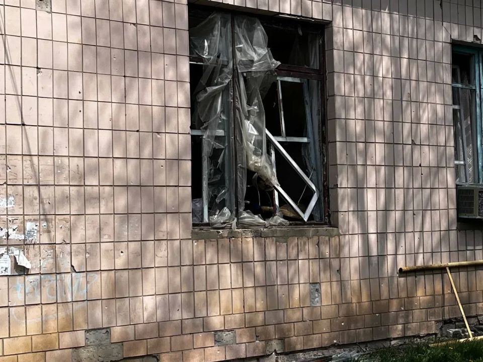 В Марковке приступили к ликвидации последствий вражеских ударов В Марковке приступили к ликвидации последствий вражеских ударов