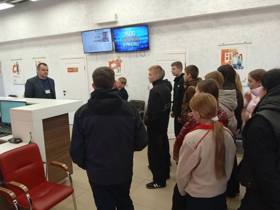 Специалисты ТО ГКУ «Республиканский центр занятости населения ЛНР» в Беловодском районе организовали для обучающихся 8 класса Новодеркульской средней школы имени А. В. Пастухова профтур в Беловодское отделение МФЦ Специалисты ТО ГКУ «Республиканский центр занятости населения ЛНР» в Беловодском районе организовали для обучающихся 8 класса Новодеркульской средней школы имени А. В. Пастухова профтур в Беловодское отделение МФЦ