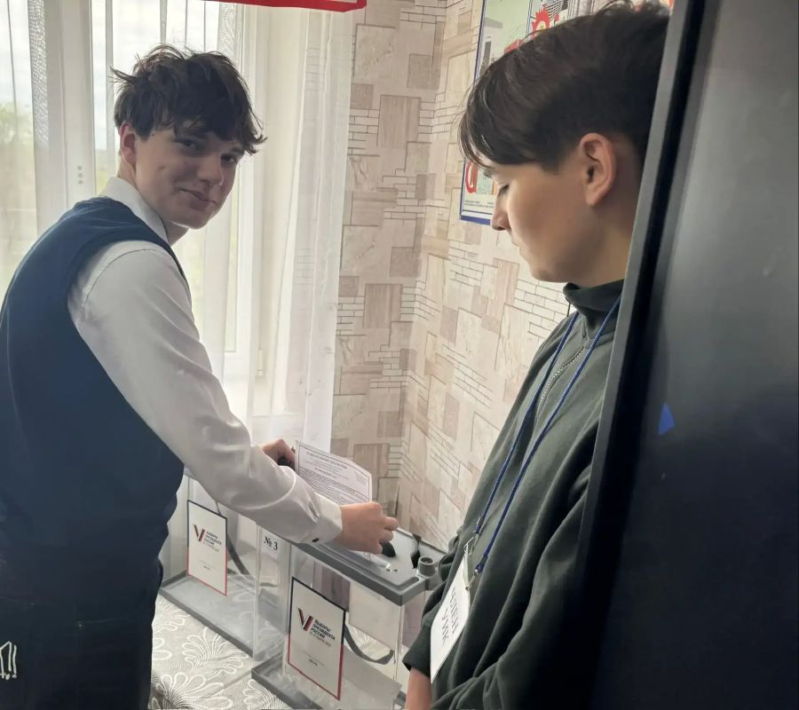 Школьники Славяносербского округа пробовали организовать собственные выборы Школьники Славяносербского округа пробовали организовать собственные выборы