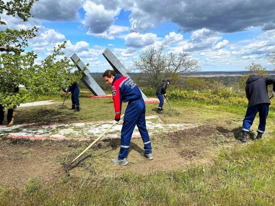 Вчера в преддверии празднования Дня Победы и в рамках Всероссийской недели субботников «Мы за чистоту» добровольцы ССО «Молодогвардеец» ЛугРО ВСКС и студенты Краснодонского факультета инженерии и менеджмента (филиал) ЛГУ им.... Вчера в преддверии празднования Дня Победы и в рамках Всероссийской недели субботников «Мы за чистоту» добровольцы ССО «Молодогвардеец» ЛугРО ВСКС и студенты Краснодонского факультета инженерии и менеджмента (филиал) ЛГУ им....