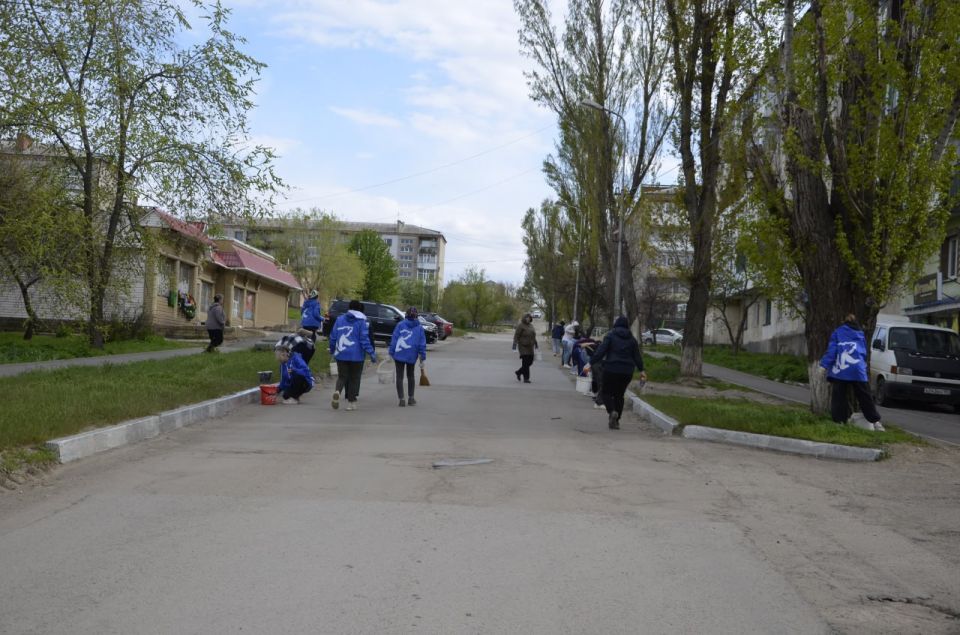 В Лутугино продолжается наведение порядка: активисты «Единой России» провели субботник на одной из городских улиц В Лутугино продолжается наведение порядка: активисты «Единой России» провели субботник на одной из городских улиц