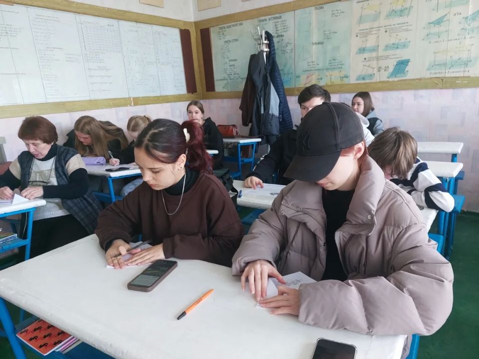 "Делюсь теплом СВОего сердца": студенты Славяносербского техникума написали письма солдатам "Делюсь теплом СВОего сердца": студенты Славяносербского техникума написали письма солдатам