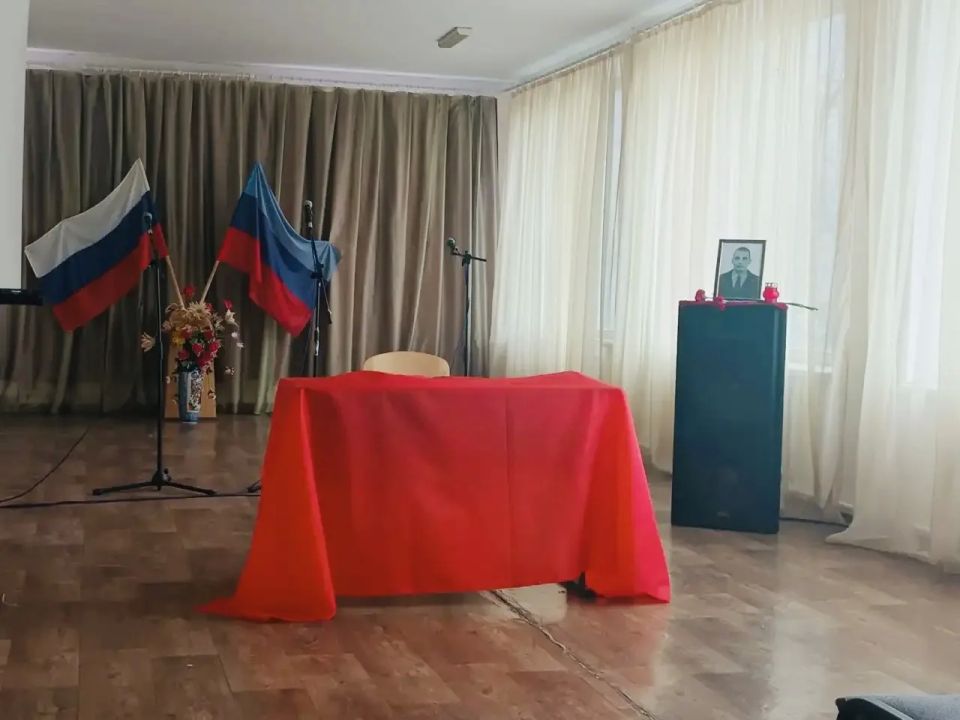 Сегодня принял участие в важном и трогательном событии в Новосветловском аграрном колледже – открытии «Парты Героя», посвящённой памяти выпускника колледжа Дмитрия Савенко, нашего земляка Сегодня принял участие в важном и трогательном событии в Новосветловском аграрном колледже – открытии «Парты Героя», посвящённой памяти выпускника колледжа Дмитрия Савенко, нашего земляка