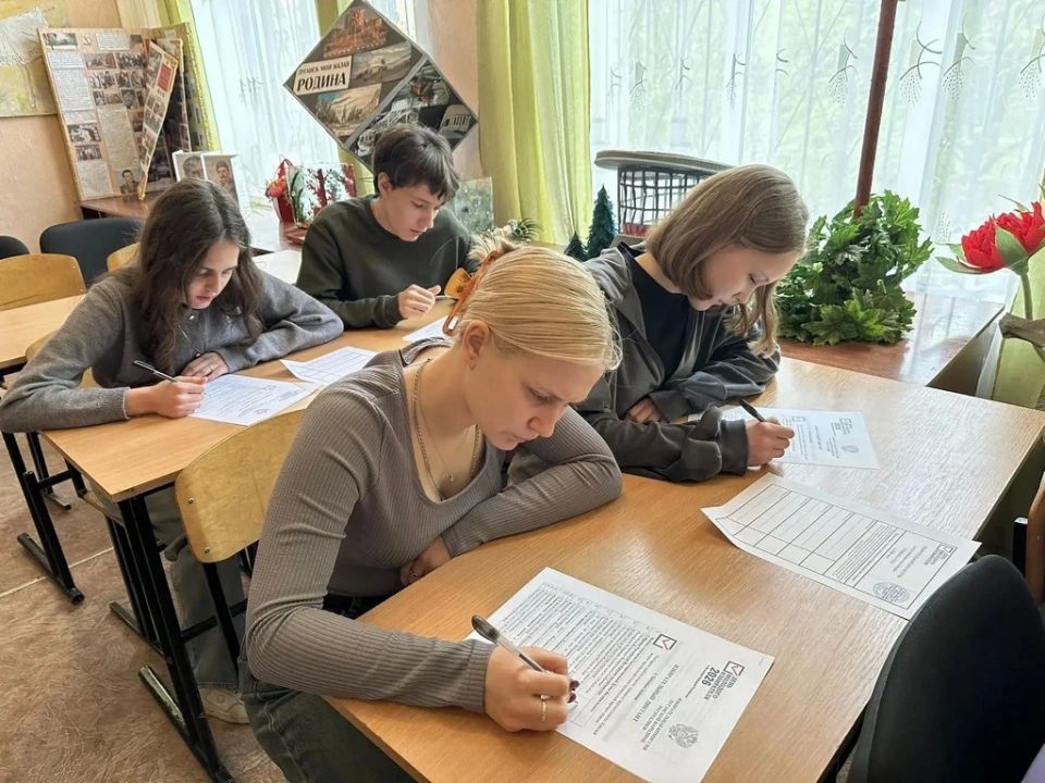 В луганской школе №40 прошли лекции и «Избирательный диктант» ко Дню молодого избирателя В луганской школе №40 прошли лекции и «Избирательный диктант» ко Дню молодого избирателя