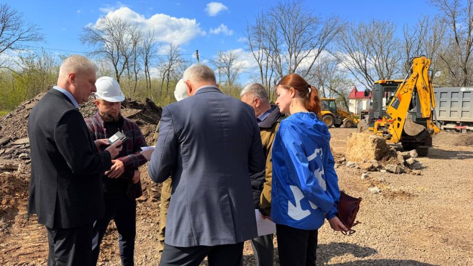 Сергей Козенко: Сегодня совместно с Председателем Совета Краснодонского муниципального округа Владимиром Шавлаем, депутатом фракции «Единая Россия» Юрием Дегтяревым, заместителе председателя Краснодонского молодёжного... Сергей Козенко: Сегодня совместно с Председателем Совета Краснодонского муниципального округа Владимиром Шавлаем, депутатом фракции «Единая Россия» Юрием Дегтяревым, заместителе председателя Краснодонского молодёжного...