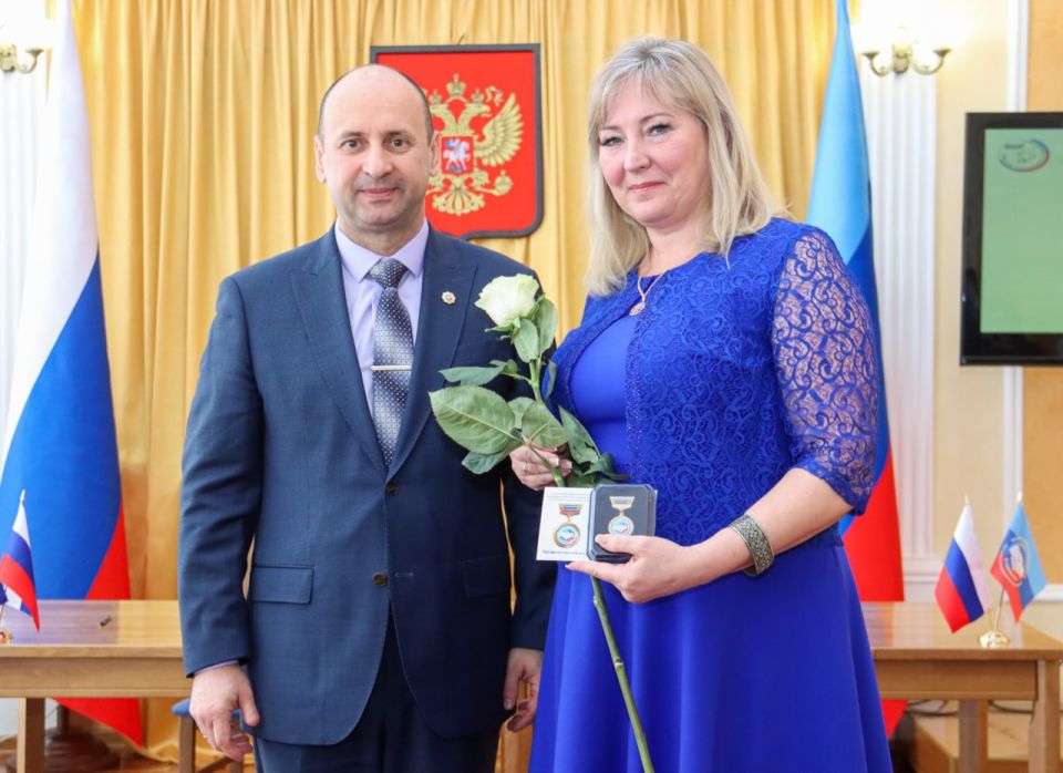 В ЛНР наградили тружеников накануне 1 Мая В ЛНР наградили тружеников накануне 1 Мая
