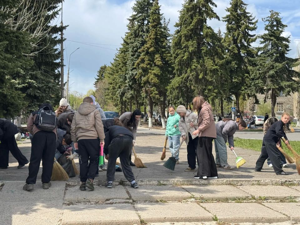 В преддверии Великого праздника Дня Победы ученики Ровеньковской школы №5 им. «Молодой гвардии» проявили настоящую заботу и уважение к истории! В преддверии Великого праздника Дня Победы ученики Ровеньковской школы №5 им. «Молодой гвардии» проявили настоящую заботу и уважение к истории!