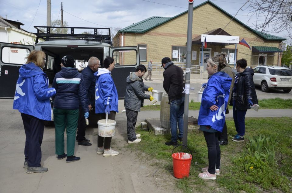В Лутугино продолжается наведение порядка: активисты «Единой России» провели субботник на одной из городских улиц В Лутугино продолжается наведение порядка: активисты «Единой России» провели субботник на одной из городских улиц