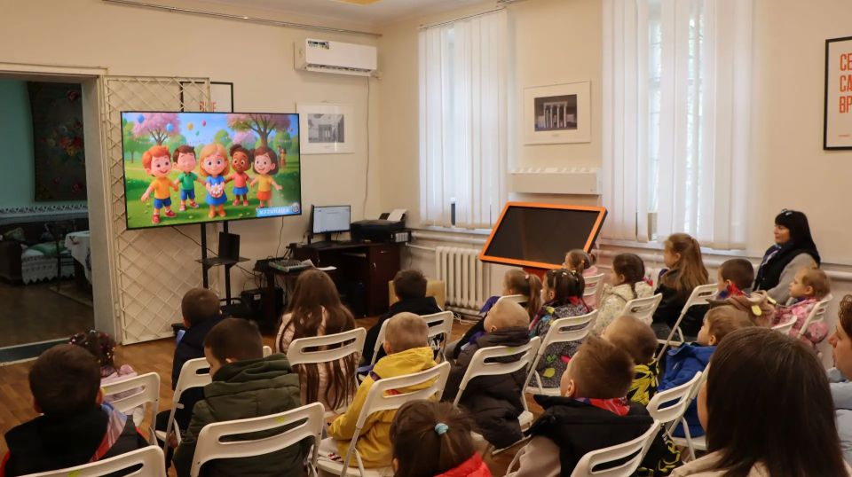29 апреля 2026 года, в канун Праздника Весны и Труда, сотрудники музея истории города Ровеньки провели познавательную беседу для воспатанников детского сада «Ладушки» «1 Мая – праздник мира и труда!» 29 апреля 2026 года, в канун Праздника Весны и Труда, сотрудники музея истории города Ровеньки провели познавательную беседу для воспатанников детского сада «Ладушки» «1 Мая – праздник мира и труда!»