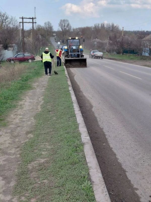 На автодороге Новопсков – Марковка – Меловое дорожные службы провели ручную уборку На автодороге Новопсков – Марковка – Меловое дорожные службы провели ручную уборку