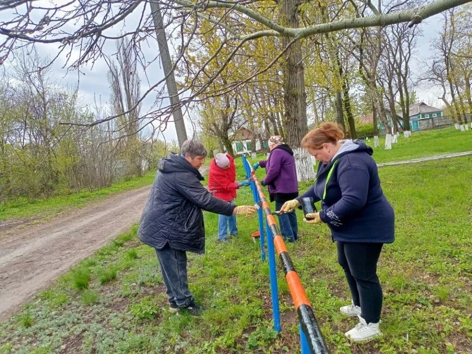 В преддверии Дня Победы в Великой Отечественной войне отделом по обеспечению пгт Комиссаровка были организованы работы по благоустройству Братской могилы советских воинов в пгт Комиссаровка В преддверии Дня Победы в Великой Отечественной войне отделом по обеспечению пгт Комиссаровка были организованы работы по благоустройству Братской могилы советских воинов в пгт Комиссаровка