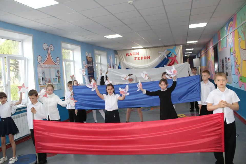 Сегодня в ГБОУ ЛНР «Новолимаревская СШ» произошло знаменательное событие – торжественное открытие «Парты Героя», посвященных выпускникам этой школы, участникам СВО, геройски погибшем в ходе ее проведения: Малаеву Евгению... Сегодня в ГБОУ ЛНР «Новолимаревская СШ» произошло знаменательное событие – торжественное открытие «Парты Героя», посвященных выпускникам этой школы, участникам СВО, геройски погибшем в ходе ее проведения: Малаеву Евгению...