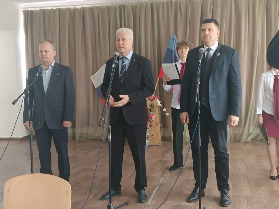 Сегодня принял участие в важном и трогательном событии в Новосветловском аграрном колледже – открытии «Парты Героя», посвящённой памяти выпускника колледжа Дмитрия Савенко, нашего земляка Сегодня принял участие в важном и трогательном событии в Новосветловском аграрном колледже – открытии «Парты Героя», посвящённой памяти выпускника колледжа Дмитрия Савенко, нашего земляка