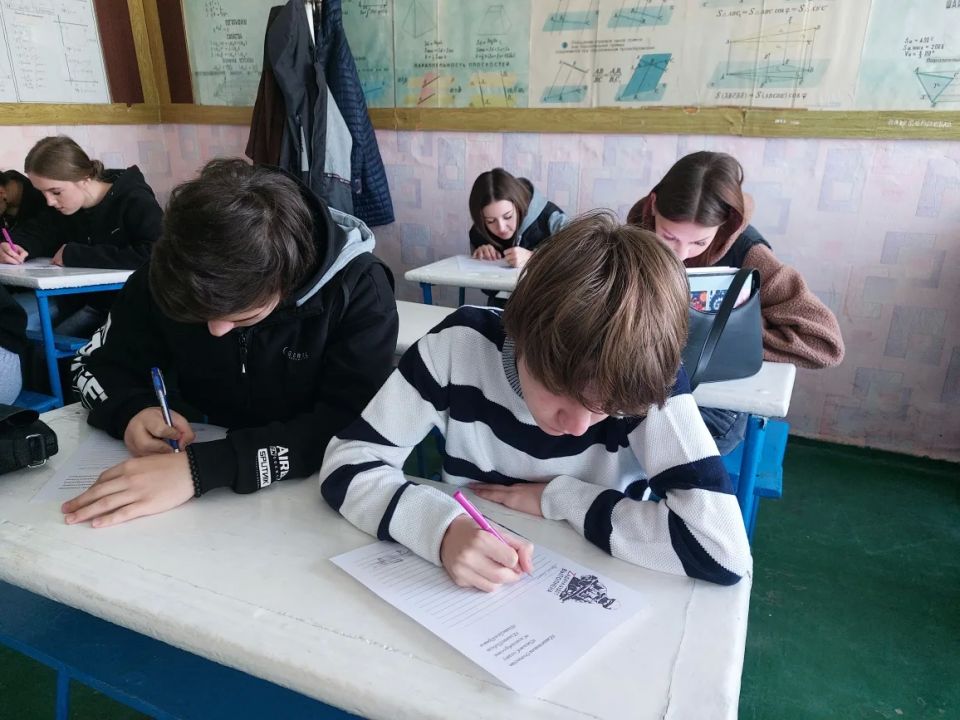 "Делюсь теплом СВОего сердца": студенты Славяносербского техникума написали письма солдатам "Делюсь теплом СВОего сердца": студенты Славяносербского техникума написали письма солдатам