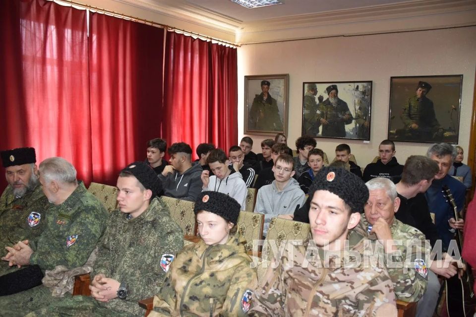 Передвижная выставка «Образ защитника Отечества в живописных произведениях» открылась в Стаханове Передвижная выставка «Образ защитника Отечества в живописных произведениях» открылась в Стаханове