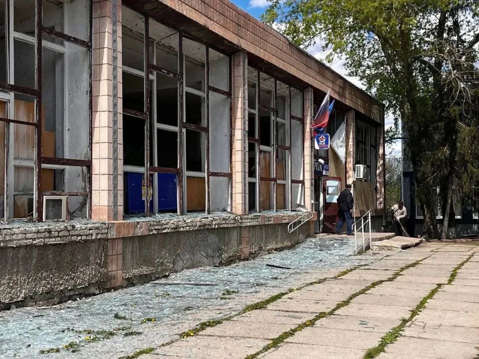 В Марковке ликвидируют последствия атаки вражеского БПЛА В Марковке ликвидируют последствия атаки вражеского БПЛА