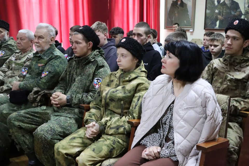 В Стахановском музее открылась выставка «Образ защитника Отечества» В Стахановском музее открылась выставка «Образ защитника Отечества»