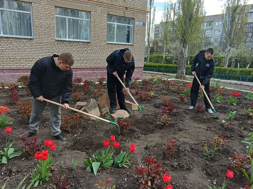 Студенты Краснодонщины приняли участие в патриотической акции «Сад памяти» Студенты Краснодонщины приняли участие в патриотической акции «Сад памяти»