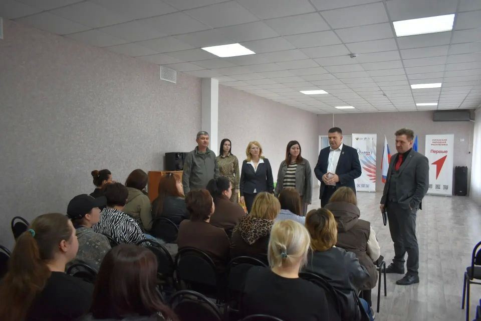 Глава Старобельского муниципального округа Владимир Ильич Чернев принял участие в общешкольном родительском собрании Старобельской начальной школы №1, где совместно с родителями обсудили важнейший вопрос — состояние кровли... Глава Старобельского муниципального округа Владимир Ильич Чернев принял участие в общешкольном родительском собрании Старобельской начальной школы №1, где совместно с родителями обсудили важнейший вопрос — состояние кровли...