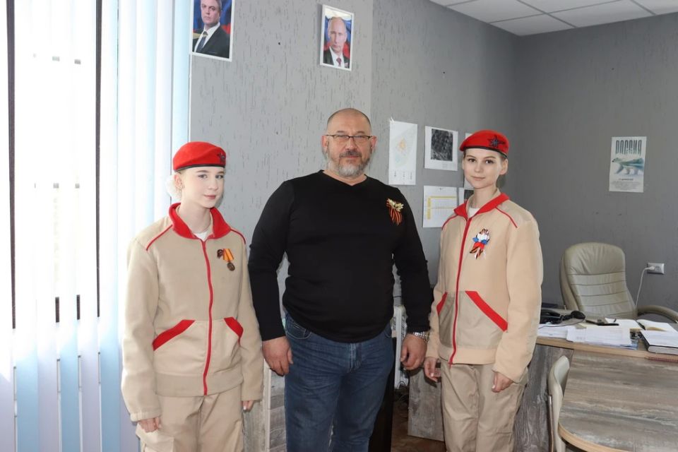Руководство Стаханова присоединилось к акции «Георгиевская лента» Руководство Стаханова присоединилось к акции «Георгиевская лента»