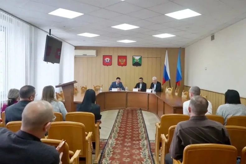 Константин Роговенко провел рабочую встречу с главами Краснодонского и Свердловского м.о Константин Роговенко провел рабочую встречу с главами Краснодонского и Свердловского м.о